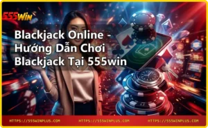 Lá bài Blackjack Ace và King trên bàn xanh, chip vàng, ánh sáng neon